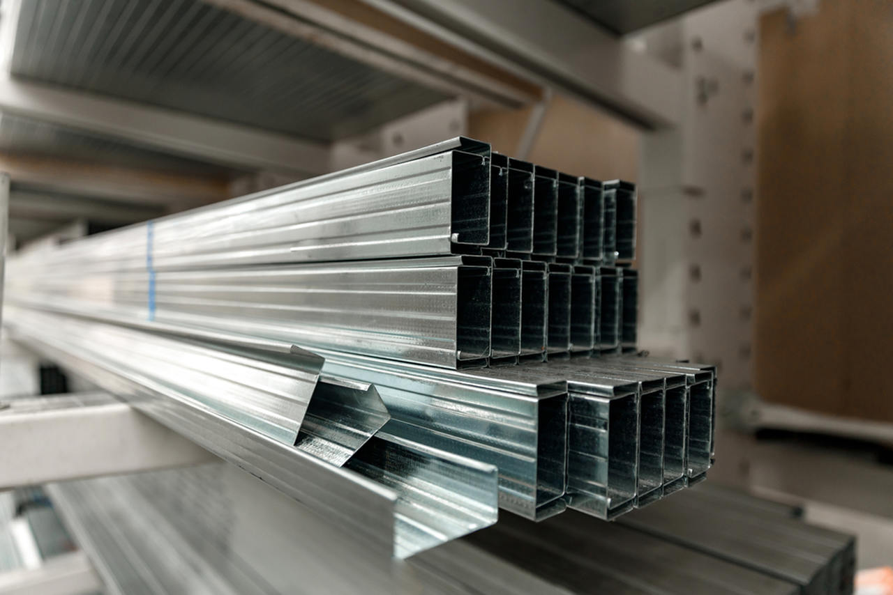 üst üste duran metal köşe profilleri