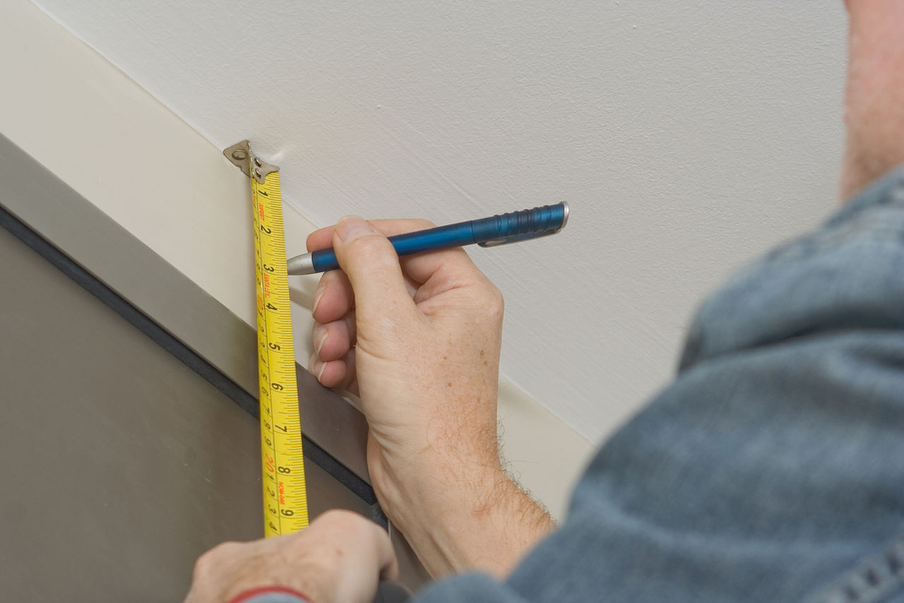 alçıpan tavan uygulamadan önce ölçüm yapan adam