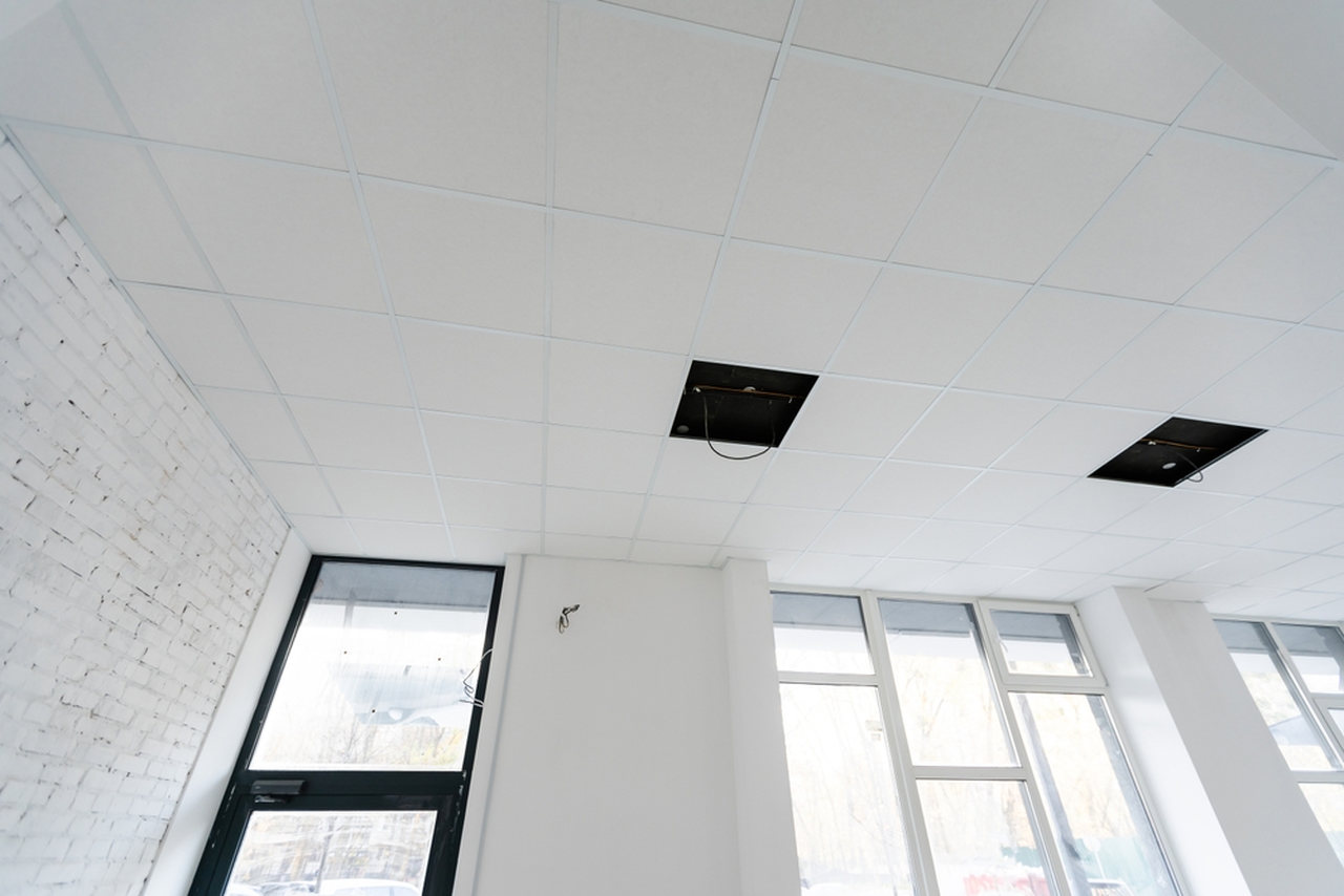 beyaz renkteki fiber asma tavan