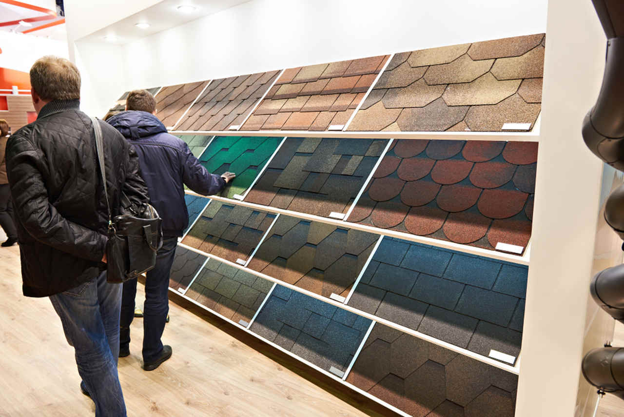 çatı kaplama malzemeleri seçen adam