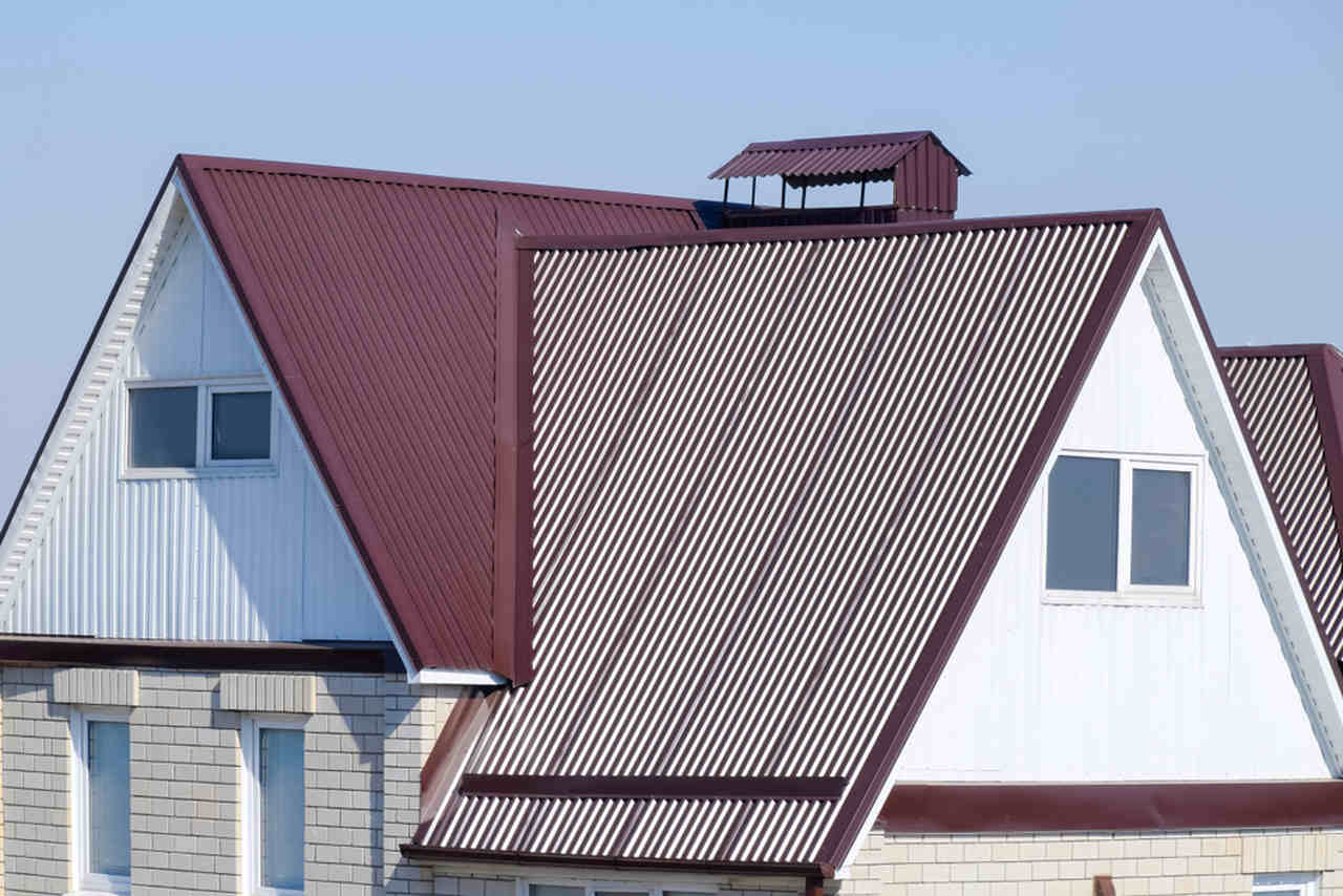 çatıya döşenmiş dış cephe profilleri