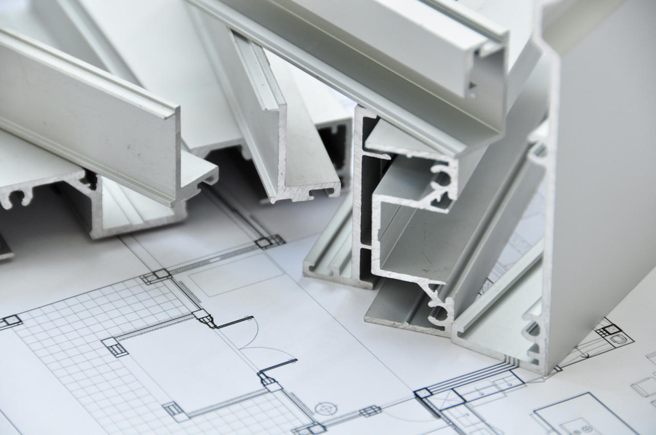 masa üzerinde duran pvc profiller