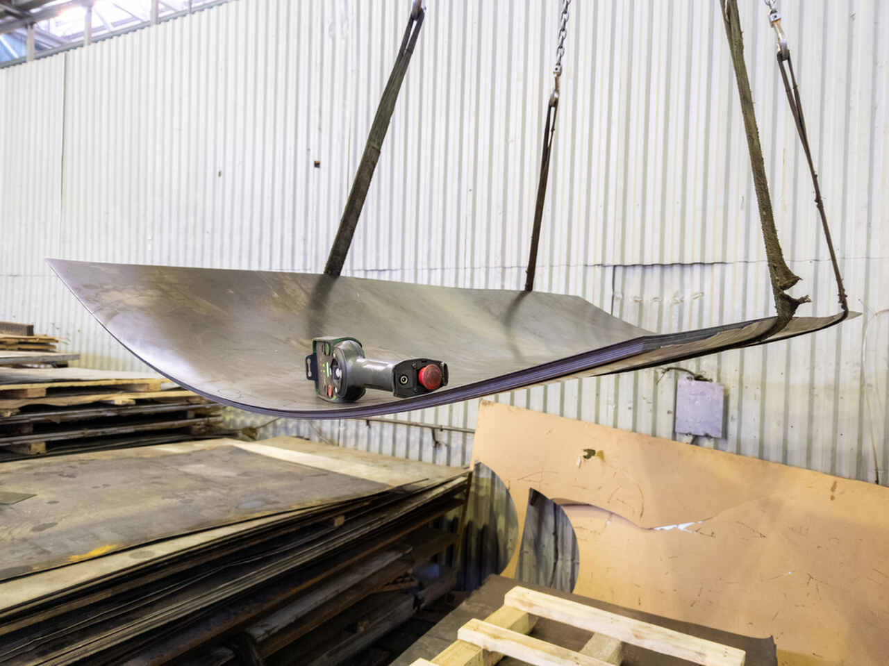 levha sac ve üzerinde duran matkap