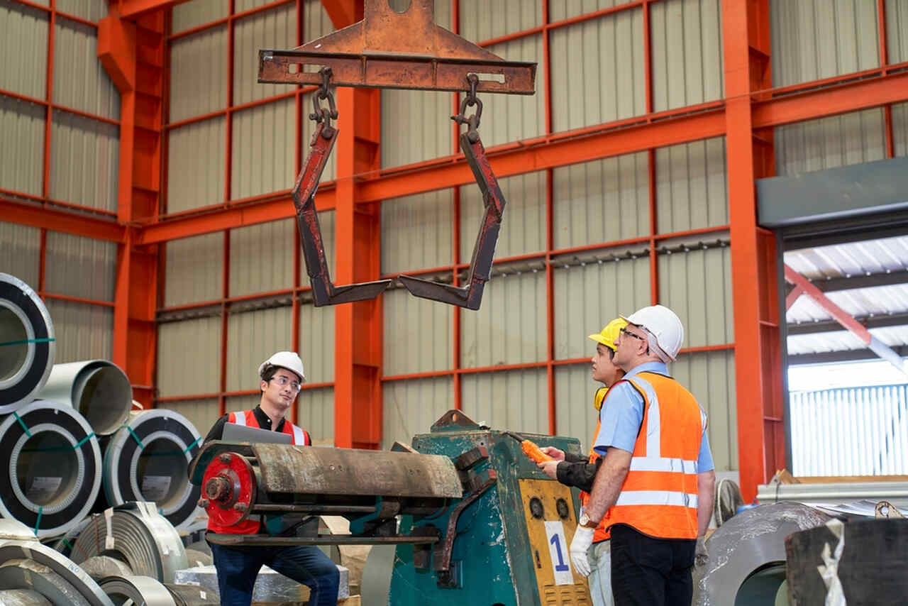 sac ağırlık hesaplaması yapan iki çalışan