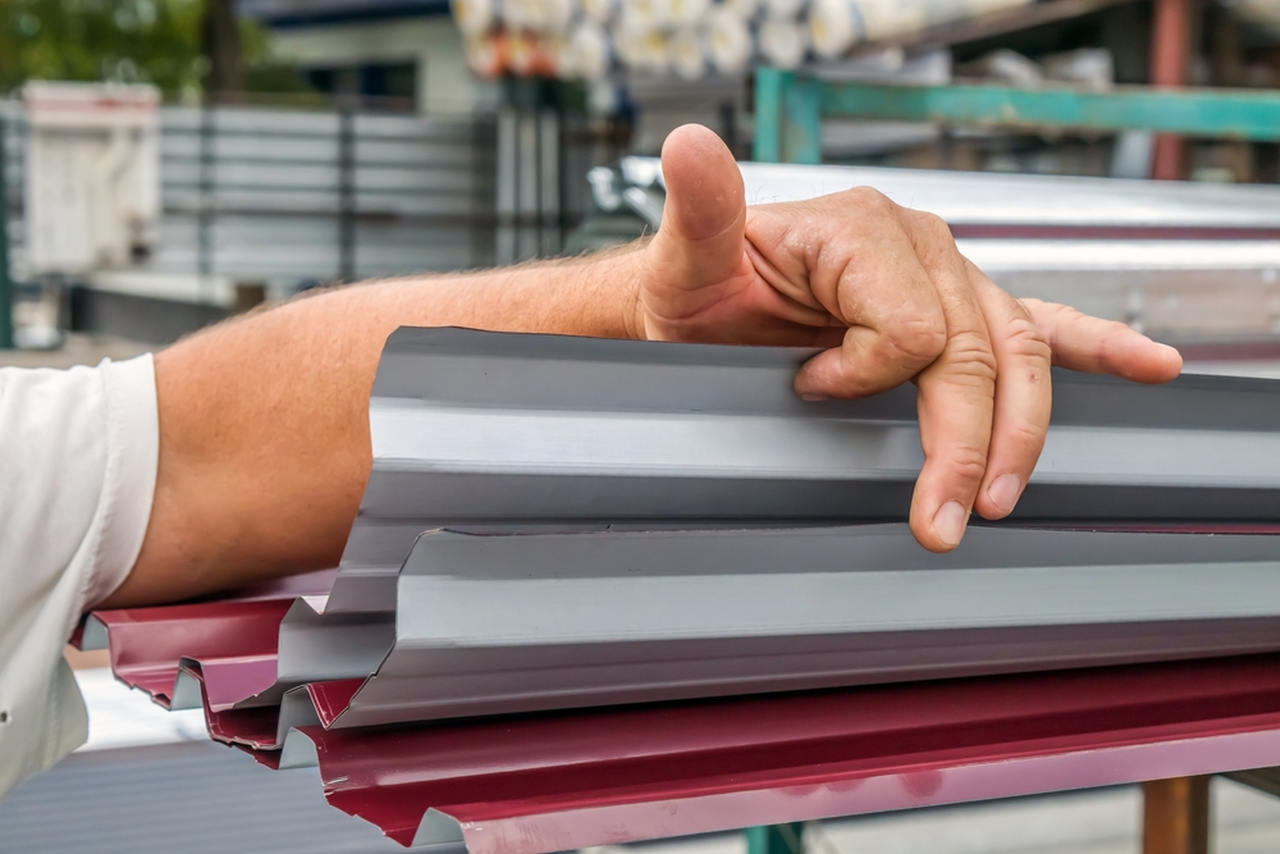 trapez sac gösteren adam